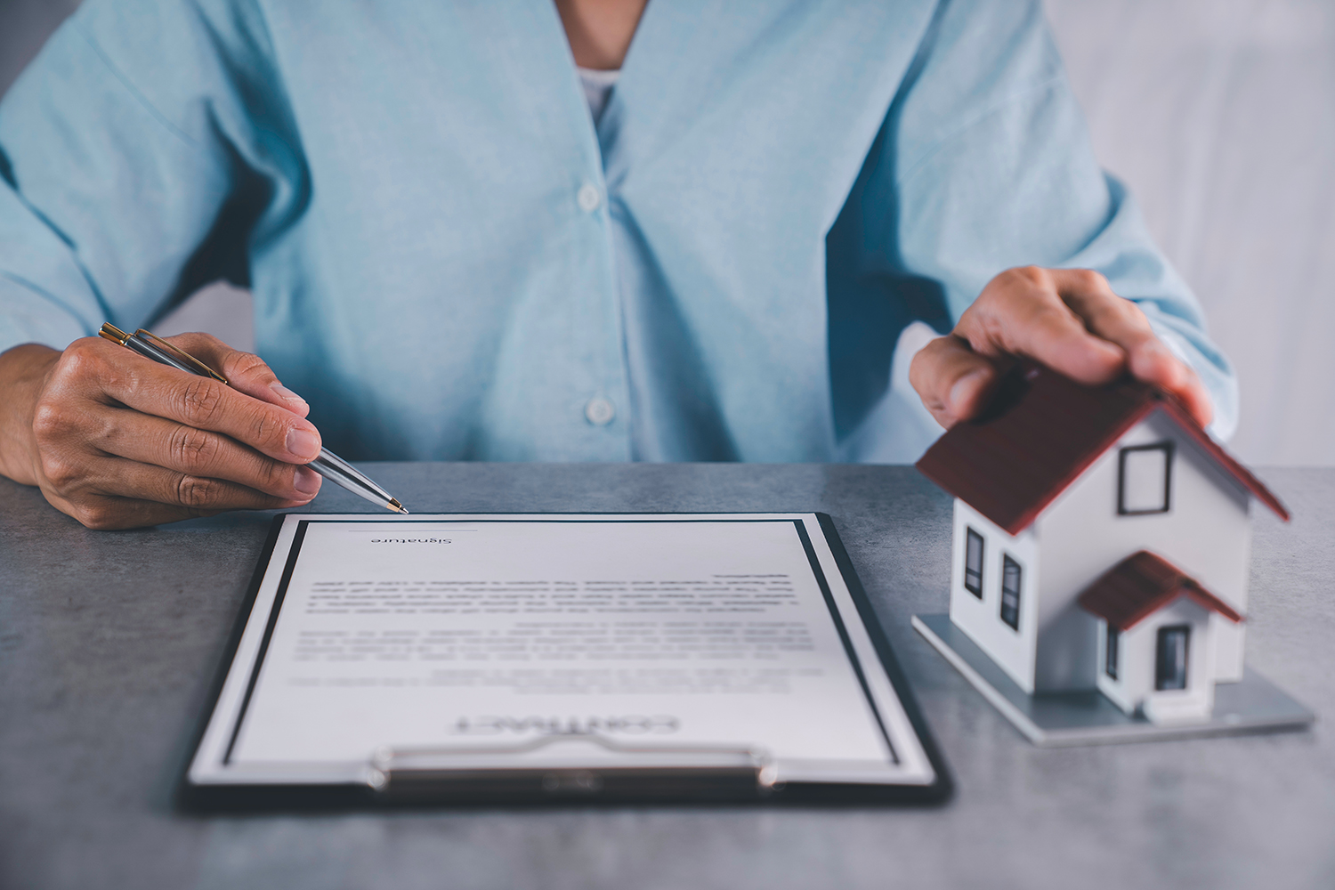 Real,Estate,Agent,Signing,Contract,About,The,Agreement,Of,Real